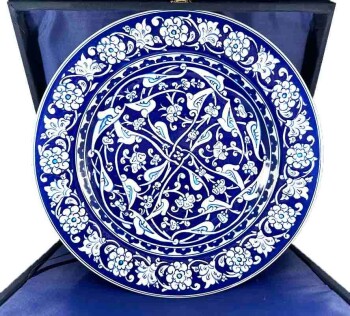 30 cm Handgefertigter Iznik Keramikteller mit Lotus-Motiv – Blau-Weiß - Çini Evi