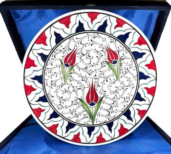 30 cm İznik-Teller mit roten Tulpen und Haliç-Motiv – Hochwertiges Hochzeitsgeschenk - Çini Evi