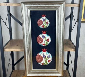 Akademisches Karriergeschenk: Granatapfel-Paneel aus Iznik-Keramik mit Tulpenmotiv - Çini Evi