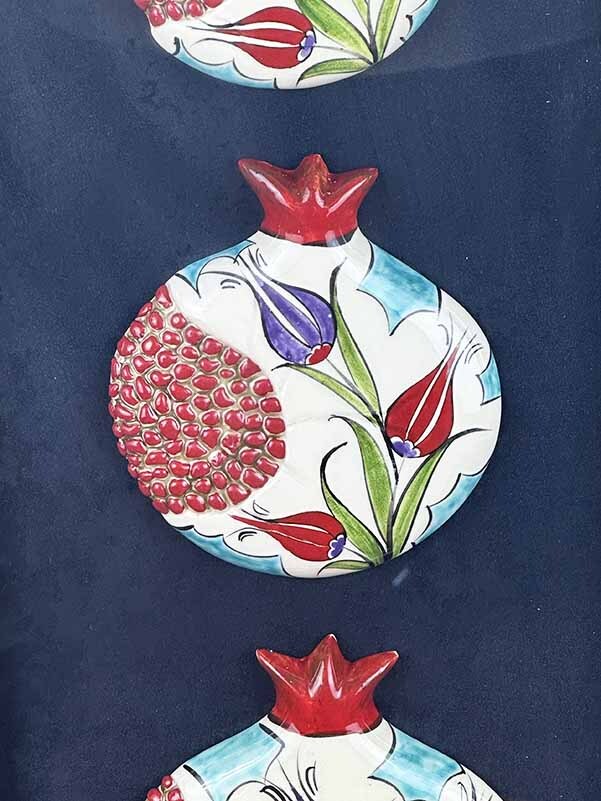 Akademisches Karriergeschenk: Granatapfel-Paneel aus Iznik-Keramik mit Tulpenmotiv - 2