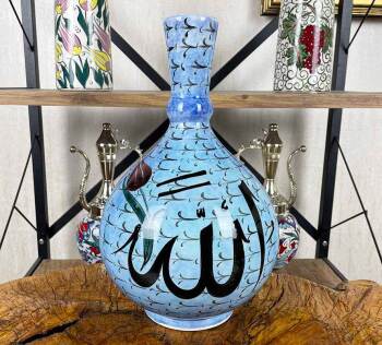 Allah- und Tulpenkomposition – Iznik-Keramikvase - Çini Evi