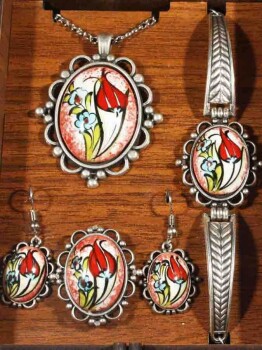 Anneye Hediye Kırmızı Lale Motifli İznik Çini Takı Seti - Çini Evi (1)