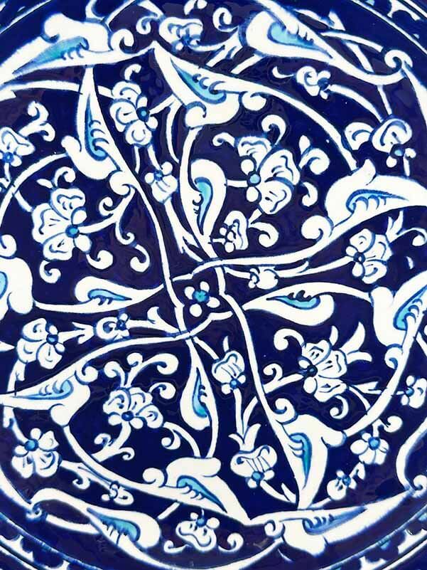 Assiette en céramique d’Iznik Baba Nakkaş à motif Rumi - 2
