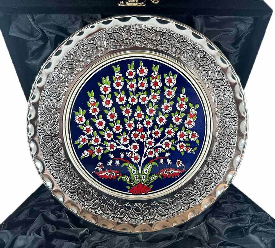 Assiette décorative en céramique d’Iznik à motif Arbre de Vie sur fond bleu avec placage en argent 925 – 25 cm - 1