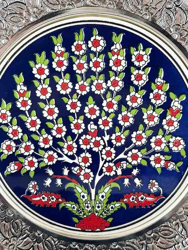 Assiette décorative en céramique d’Iznik à motif Arbre de Vie sur fond bleu avec placage en argent 925 – 25 cm - 2
