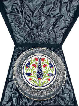 Assiette décorative en céramique d’Iznik à motif cyprès avec placage en argent 925 – 25 cm - Çini Evi (1)