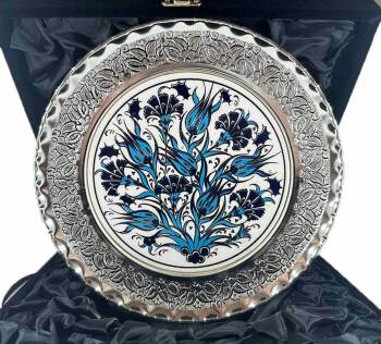 Assiette décorative en céramique d’Iznik à motifs tulipe bleue et œillet – placage en argent 925 – 25 cm - Çini Evi