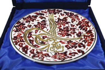 Assiette de poterie de 25 cm avec Lotus et Tuğra brodé - 3