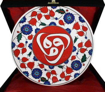 Assiette de poterie Iznik Gift à motifs de Valentine à motifs - 1