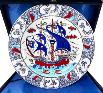 Assiette d’Iznik 30 cm – Motif Galion Ottoman – Cadeau fait main pour marin ou passionné de navigation - Çini Evi