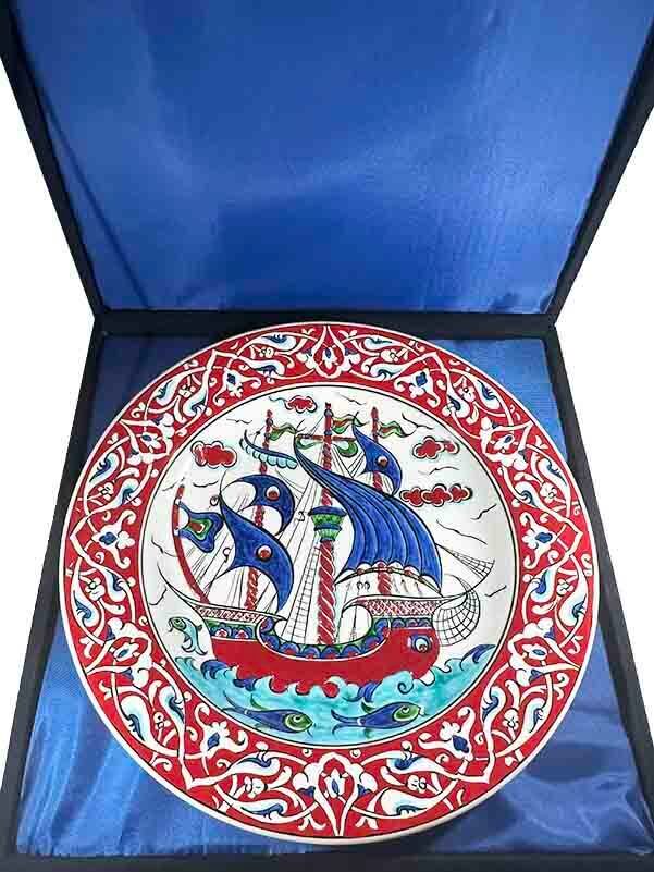 Assiette d’Iznik au Motif Galion avec Bordure Rouge – Cadeau Institutionnel et Protocolaire (30 cm / 11.81 inch) - 3