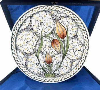Assiette d’Iznik de Prestige – Motifs Tulipes et Haliç - Çini Evi