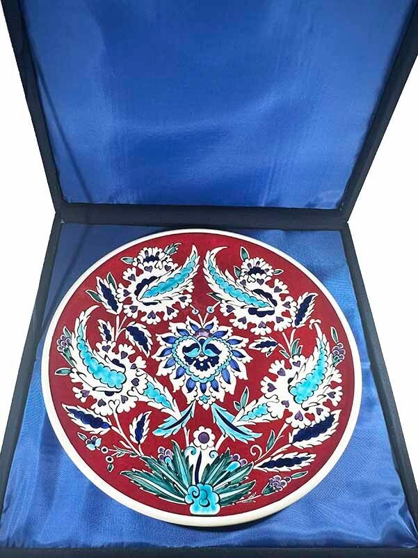 Assiette d’Iznik – Élégance Intemporelle, Motif Hatayi sur Fond Rouge - 3