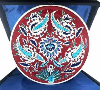 Assiette d’Iznik – Élégance Intemporelle, Motif Hatayi sur Fond Rouge - Çini Evi