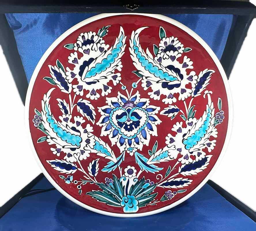 Assiette d’Iznik – Élégance Intemporelle, Motif Hatayi sur Fond Rouge - 1