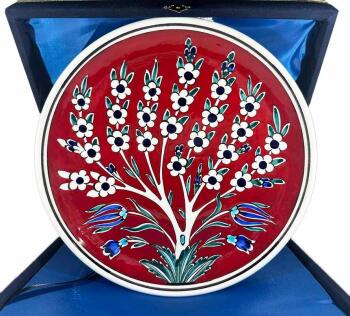 Assiette d’Iznik à Motif « Arbre de Vie » sur Fond Rouge - Çini Evi
