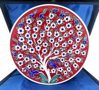 Assiette d’Iznik – Motif Arbre de Vie sur Fond Rouge Cadeau Institutionnel - Çini Evi