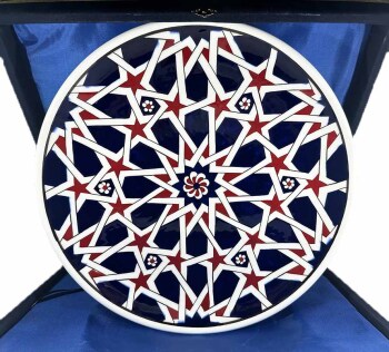 Assiette d’Iznik – Motif Étoile Seldjoukide – Cadeau Institutionnel - Çini Evi