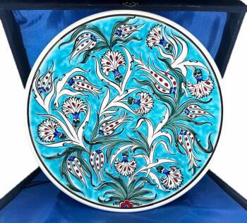 Assiette d’Iznik – Tulipes et Œillets sur Fond Turquoise Cadeau Officiel d’État - Çini Evi
