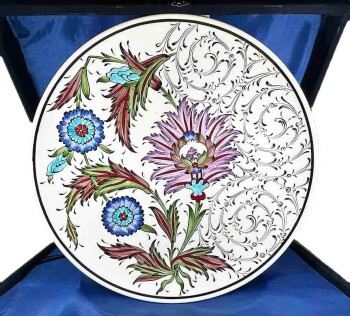 Assiette en Céramique d’Iznik – Cadeau VIP pour Député – Motifs Haliç, Sazlık et Style de Damas – 30 cm - Çini Evi