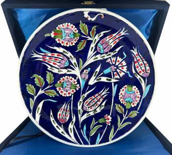 Assiette en céramique d’Iznik – “Jardin fleuri sur fond bleu” – Motifs Lotus & Tulipe – 25 cm - Çini Evi