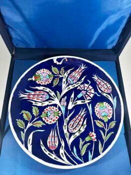 Assiette en céramique d’Iznik – “Jardin fleuri sur fond bleu” – Motifs Lotus & Tulipe – 25 cm - 3