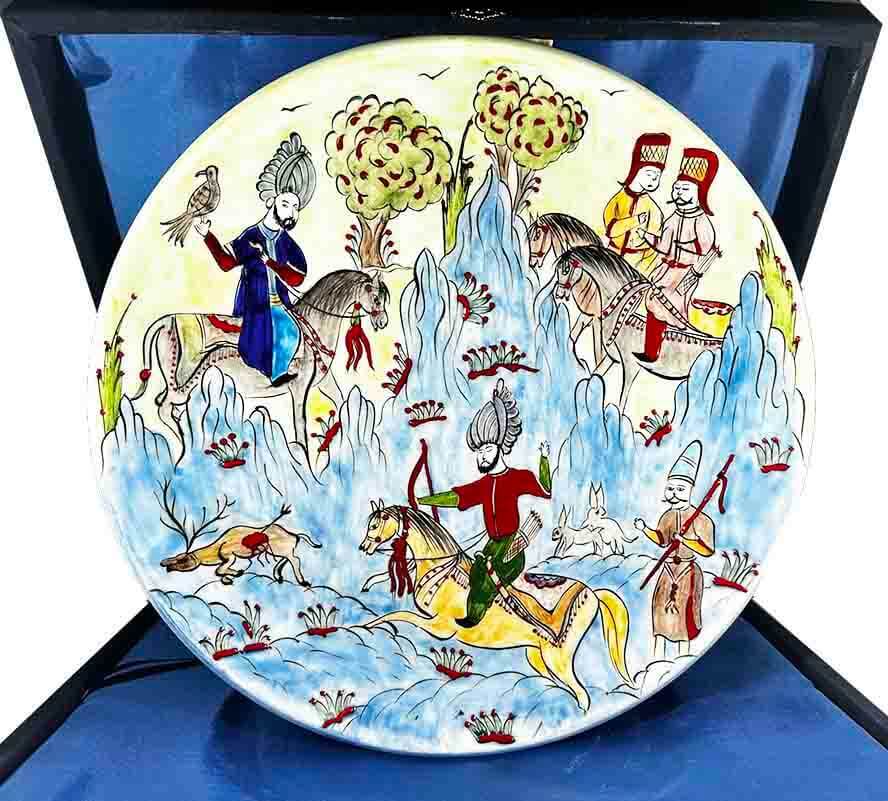 Assiette en céramique d’Iznik – Scène de Chasse Militaire Ottomane - 1