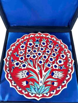 Assiette en céramique d’Iznik arbre de vie sur fond rouge - 3