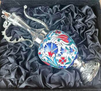 Ausgewähltes Geschenk – silberbeschichtete Iznik-Keramikkannen-Set mit Tulpenmotiv - 3