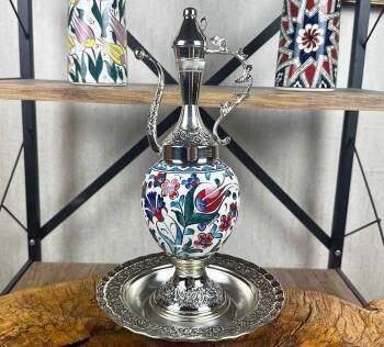 Ausgewähltes Geschenk – silberbeschichtete Iznik-Keramikkannen-Set mit Tulpenmotiv - 1