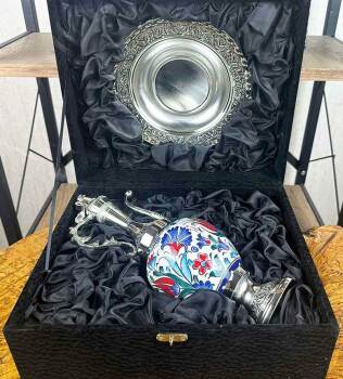 Ausgewähltes Geschenk – silberbeschichtete Iznik-Keramikkannen-Set mit Tulpenmotiv - 2