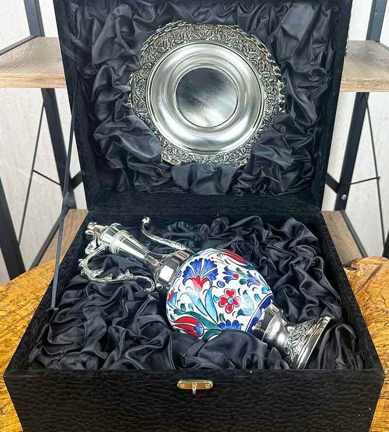 Ausgewähltes Geschenk – silberbeschichtete Iznik-Keramikkannen-Set mit Tulpenmotiv - 2