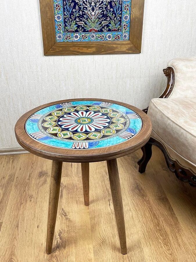 Beistelltisch mit „Millet İşi“-Motiv – İznik-Kunst in geometrischer Perfektion - 1