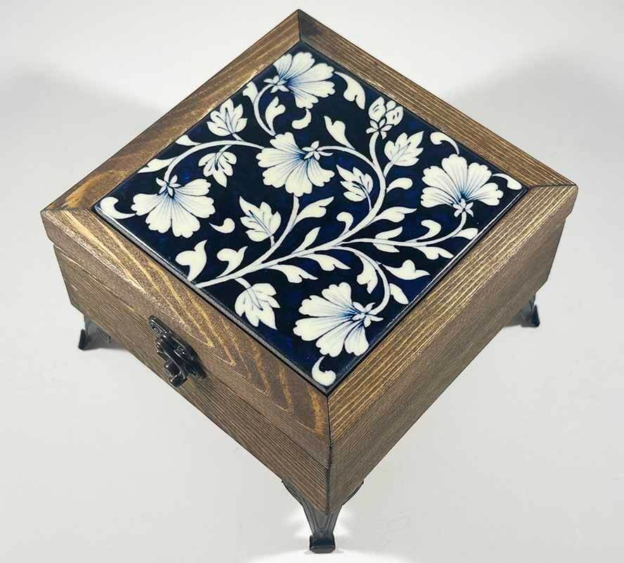 Boîte en Bois à Motif Floral – Symbole de Pureté - 1