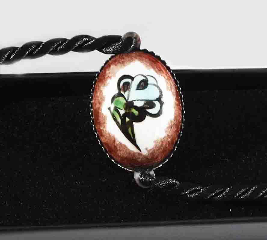 Bracelet à cordon sur fond brun en céramique d’Iznik - 1