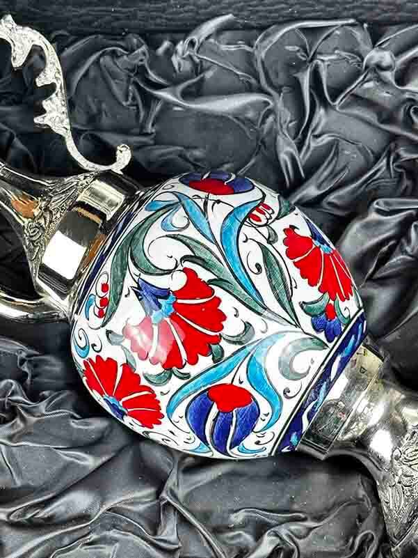 Cadeau d’Affaires pour Partenaire Étranger – Set Carafe et Assiette en Céramique d’Iznik avec Finition Argentée - 3