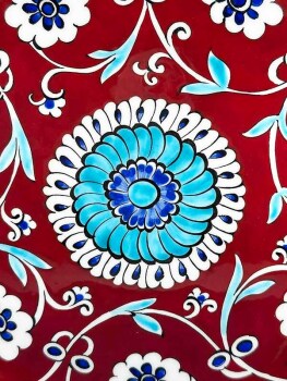 Cadeau de Félicitations – Assiette en Céramique d’Iznik à Fond Rouge et Motifs Floraux - Çini Evi (1)