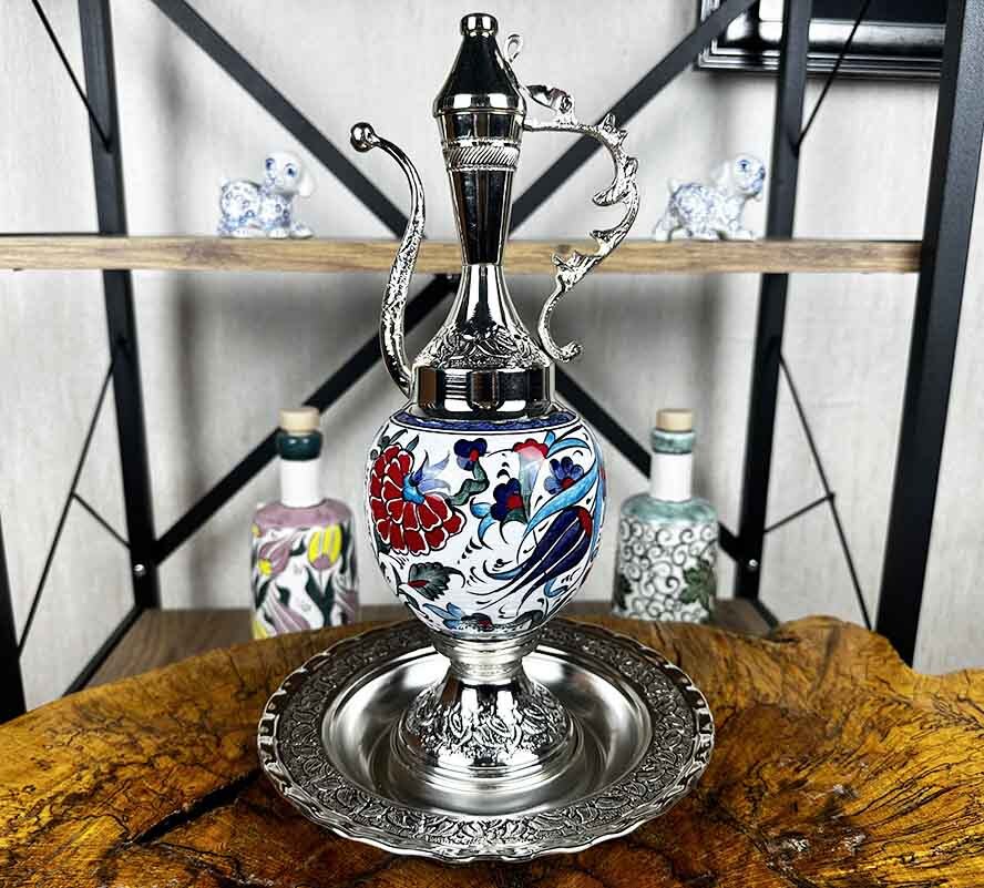 Cadeau de remerciement en céramique d’Iznik – Ensemble cruche & assiette avec motifs de tulipe et grenade - 1