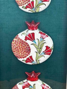 Cadeau de Visite Officielle : Panneau de Grenades en Céramique d’Iznik aux Motifs de Tulipes Bleues - Çini Evi (1)