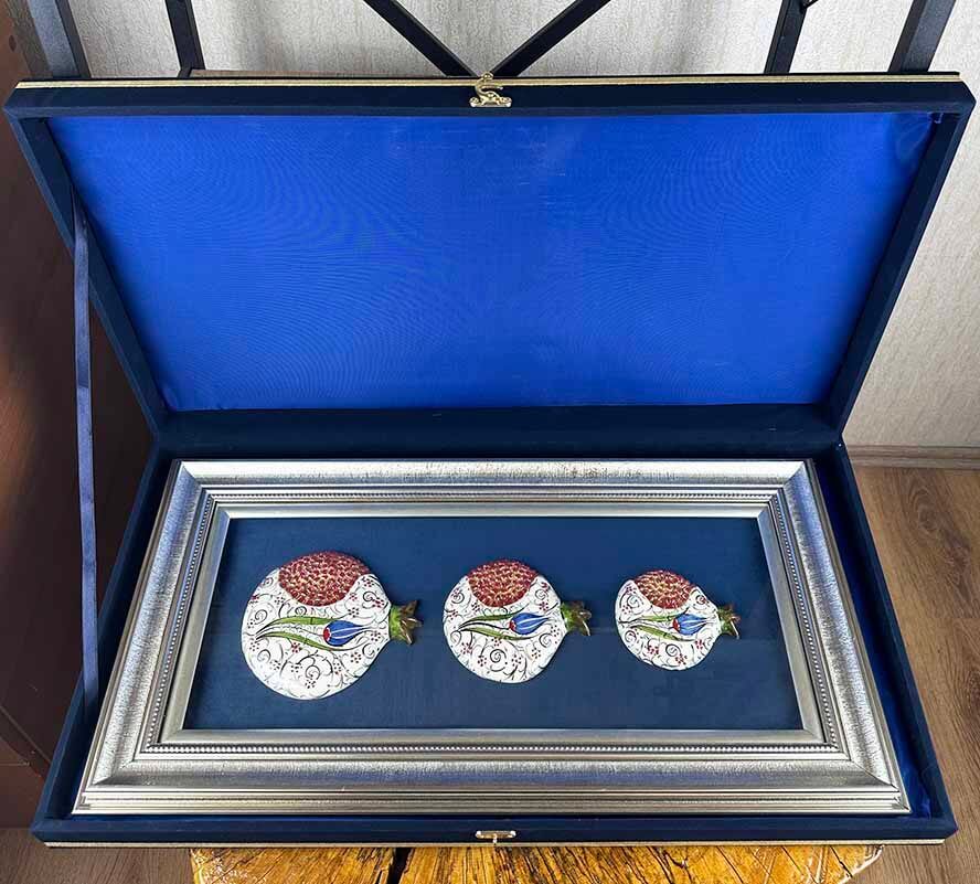 Cadeau d’entreprise : panneau aux trois grenades en céramique d’Iznik avec tulipes bleues - 4