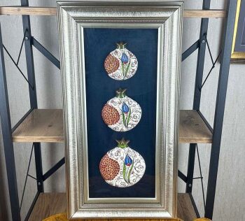 Cadeau d’entreprise : panneau aux trois grenades en céramique d’Iznik avec tulipes bleues - Çini Evi