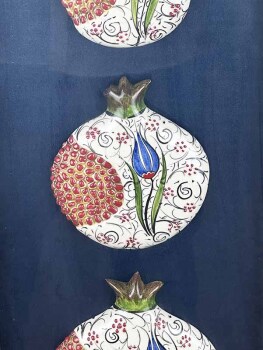Cadeau d’entreprise : panneau aux trois grenades en céramique d’Iznik avec tulipes bleues - 3