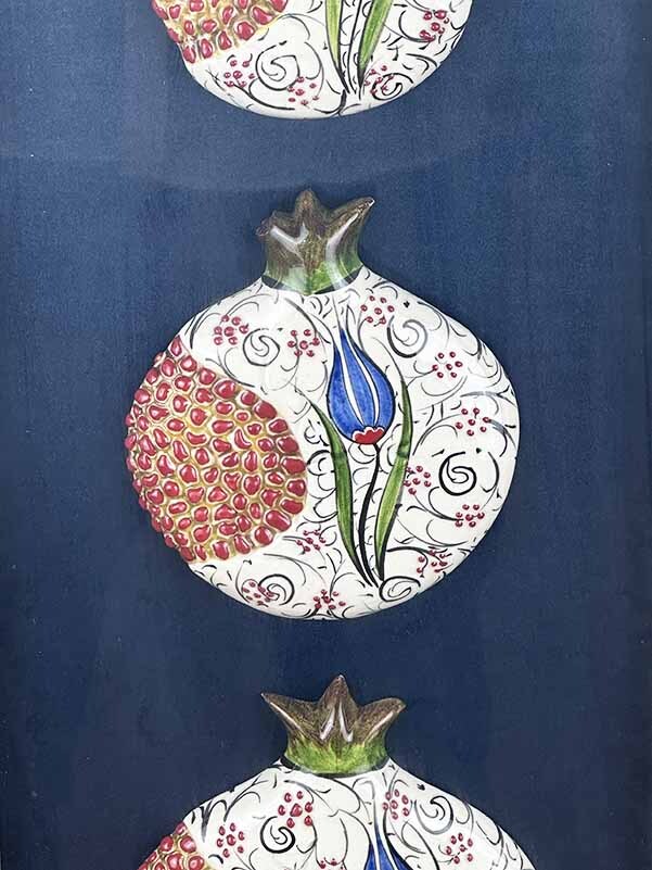 Cadeau d’entreprise : panneau aux trois grenades en céramique d’Iznik avec tulipes bleues - 3