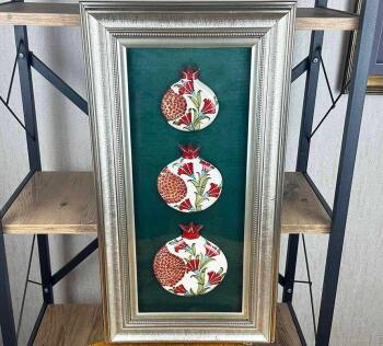 Cadeau d’État et d’entreprise : panneau aux trois grenades avec motif d’œillet rouge - Çini Evi