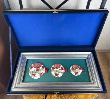 Cadeau d’État et d’entreprise : panneau aux trois grenades avec motif d’œillet rouge - 4