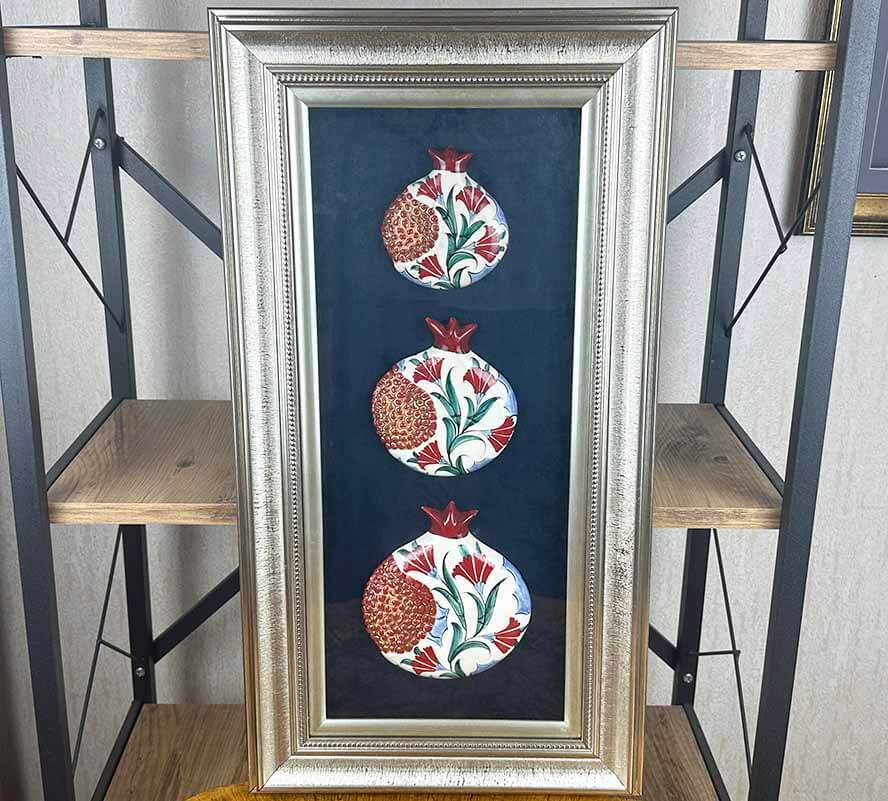 Cadeau de pendaison de crémaillère : œillet et abondance – panneau aux trois grenades en céramique d’Iznik - 1
