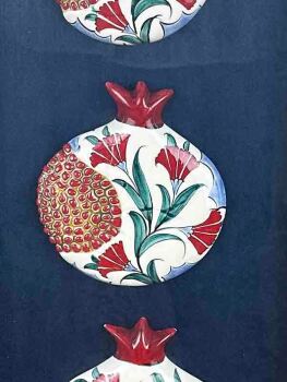 Cadeau de pendaison de crémaillère : œillet et abondance – panneau aux trois grenades en céramique d’Iznik - 3
