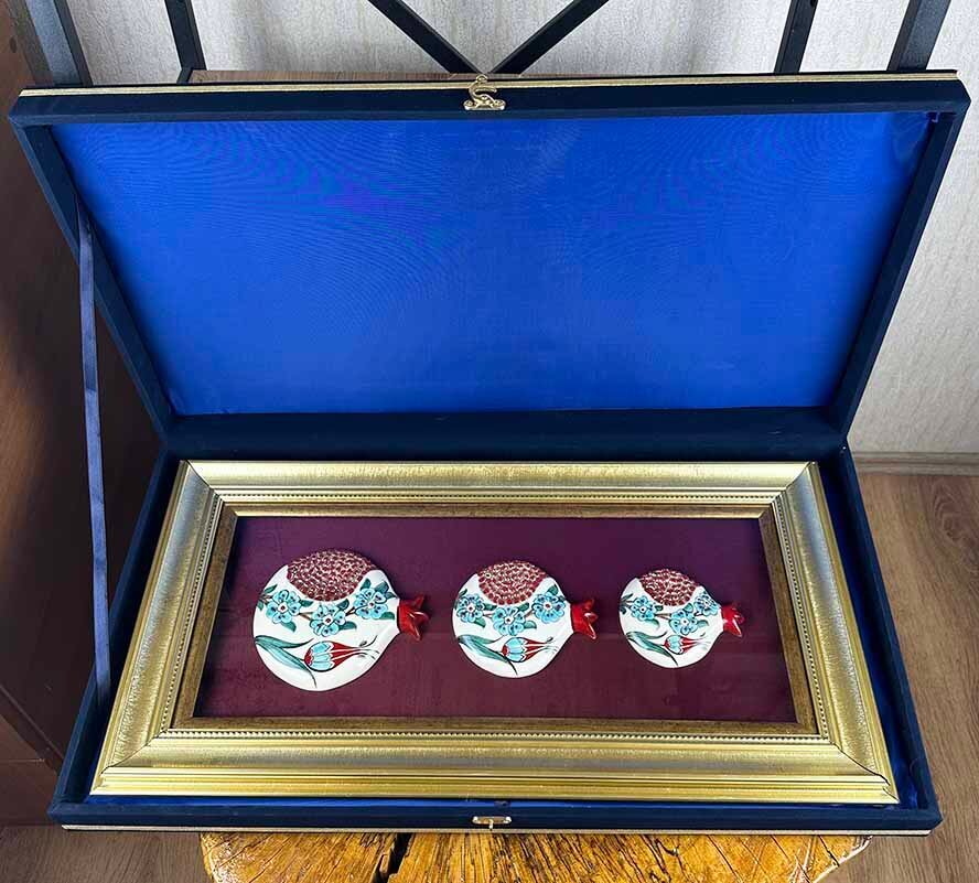 Cadeau pour Invité Étranger : Panneau de Grenades en Céramique d’Iznik, Symbole de Prospérité avec Motifs de Tulipes - 4