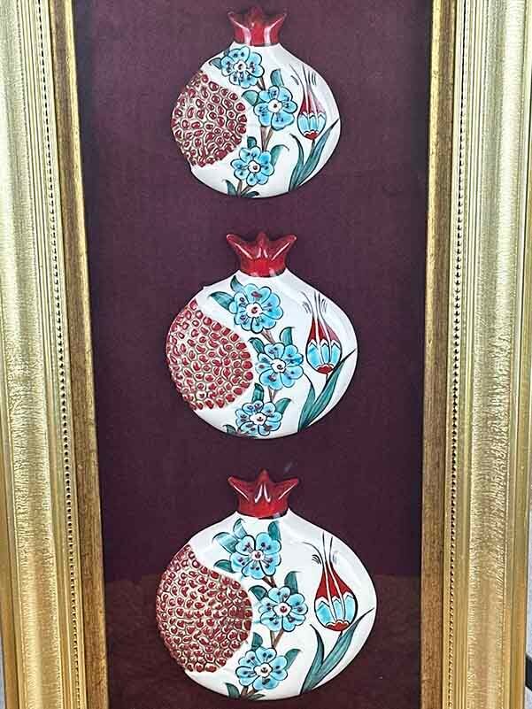 Cadeau pour Invité Étranger : Panneau de Grenades en Céramique d’Iznik, Symbole de Prospérité avec Motifs de Tulipes - 3