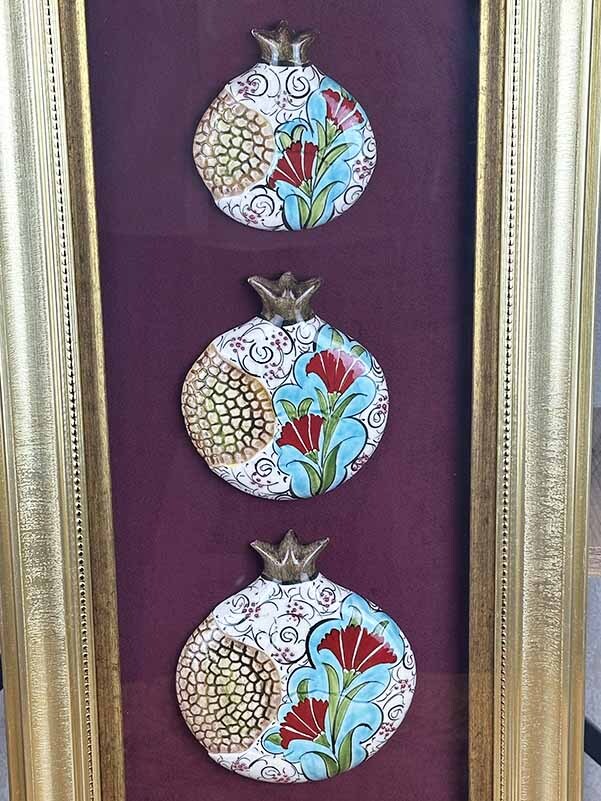 Cadeau prestigieux : panneau aux grenades en céramique avec passe-partout, motifs œillet et sérénité - 3